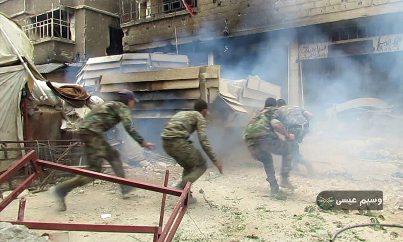 عناصر من قوات الأسد خلال معارك حي القدم جنوبي دمشق - 27 نيسان 2018 (وسيم عيسى)