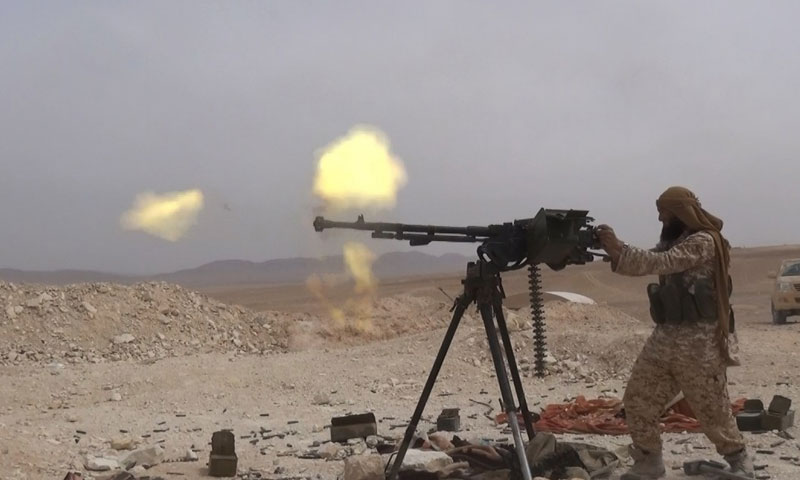 عنصر من تنظيم الدولة الإسلامية خلال المواجهات العسكرية في دير الزور - تشرين الأول 2018 (أعماق)
