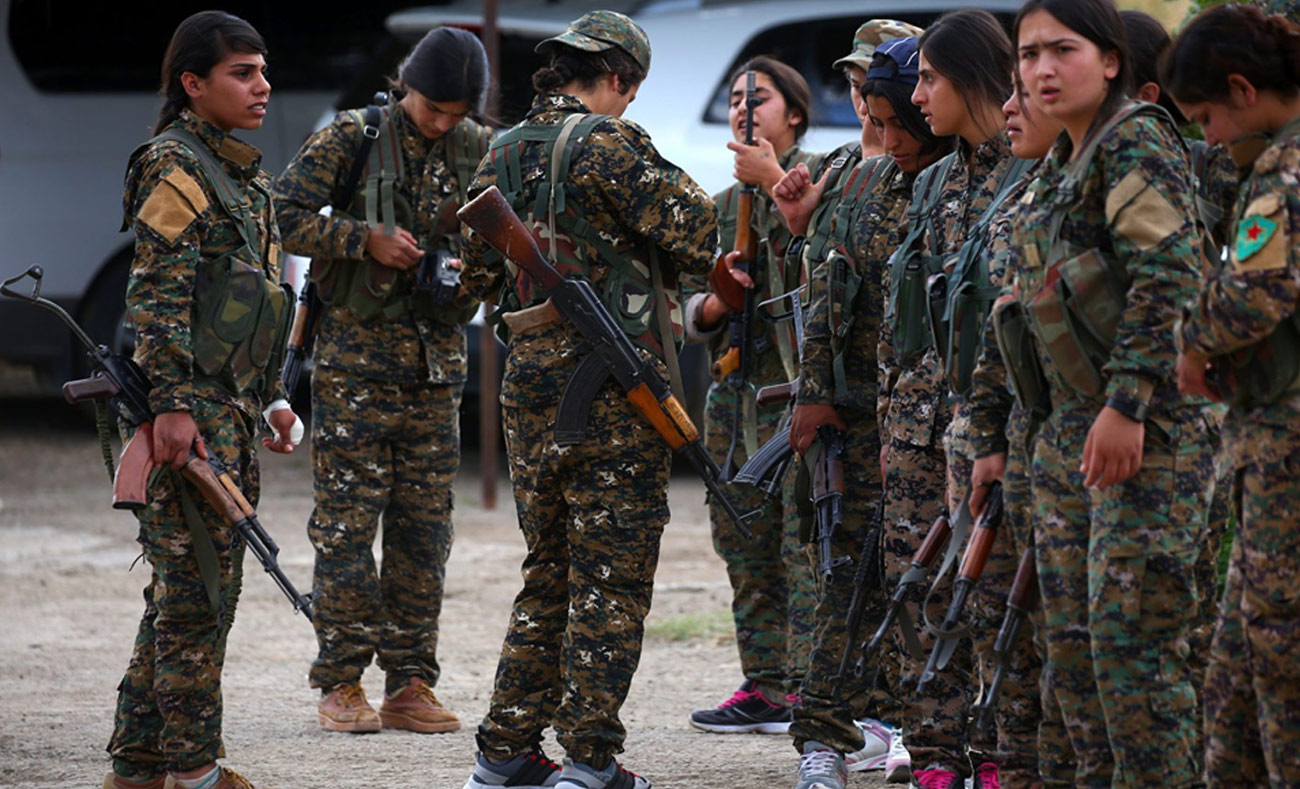 مقاتلات من وحدات حماية المرأة خلال تدريبات في بلدة ديريك شمالي الحسكة - 1 حزيران 2018 (AFP)
