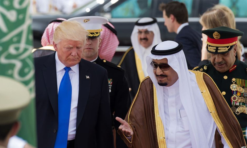 الرئيس الأمريكي دونالد ترامب والعاهل السعودي سلمان بن عبد العزيز (AFP)