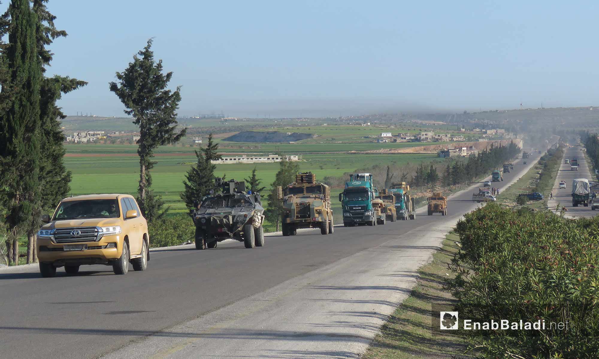 عتاد عسكري وسيارات ضمن رتل تركي يدخل ريف حماة لتبيث نقطة المراقبة التاسعة - 7 نيسان 2018 (عنب بلدي)