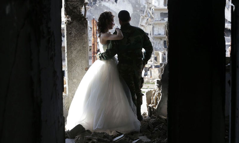 حفل زفاف لمقاتل في قوات الأسد في مدينة حمص (AFP)