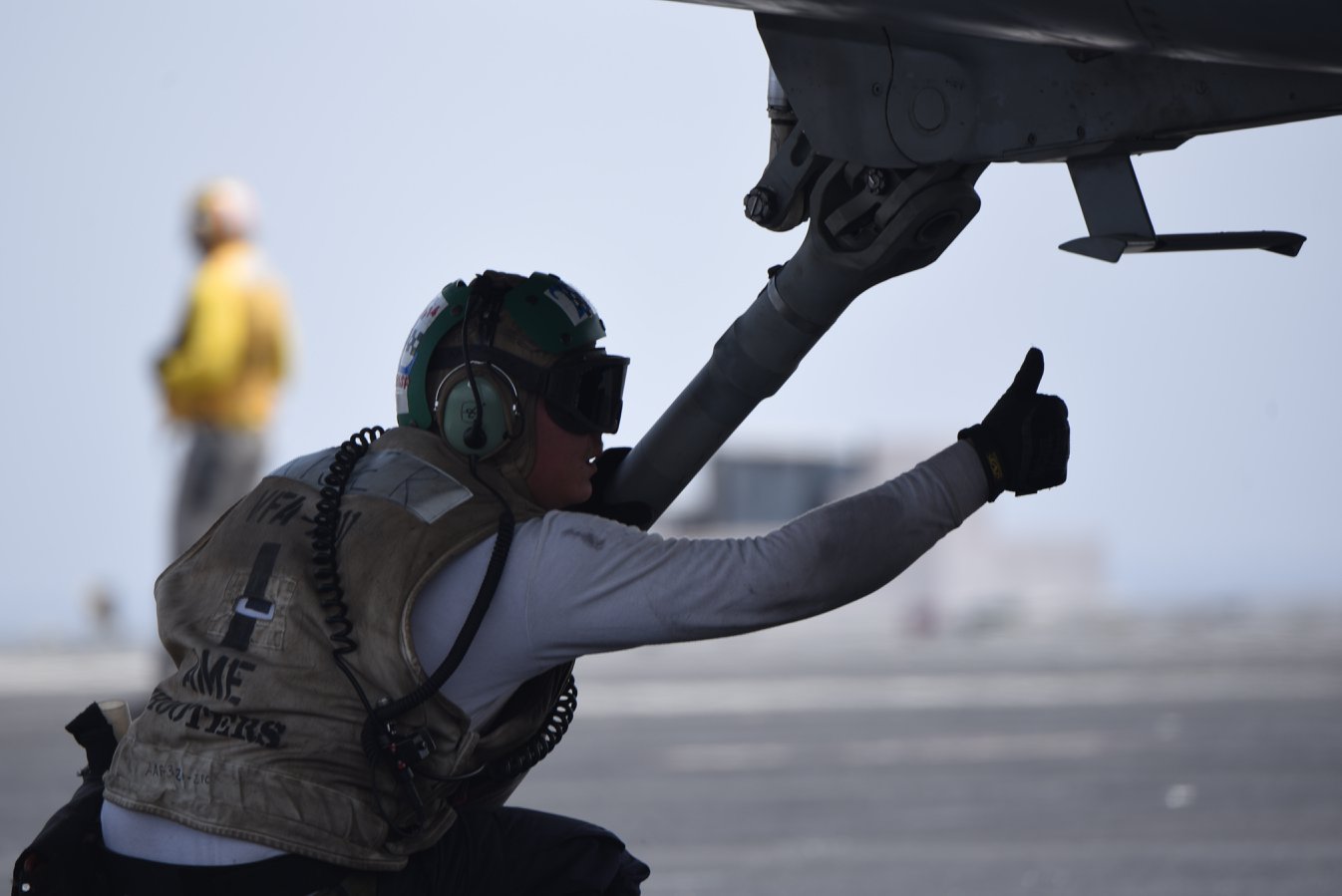 تجهيز مقاتلة أمريكية قبل التوجه لشن غارات جوية على مواقع تنظيم الدولة في سوريا - 6 من أيار (USS Harry S. Truman)