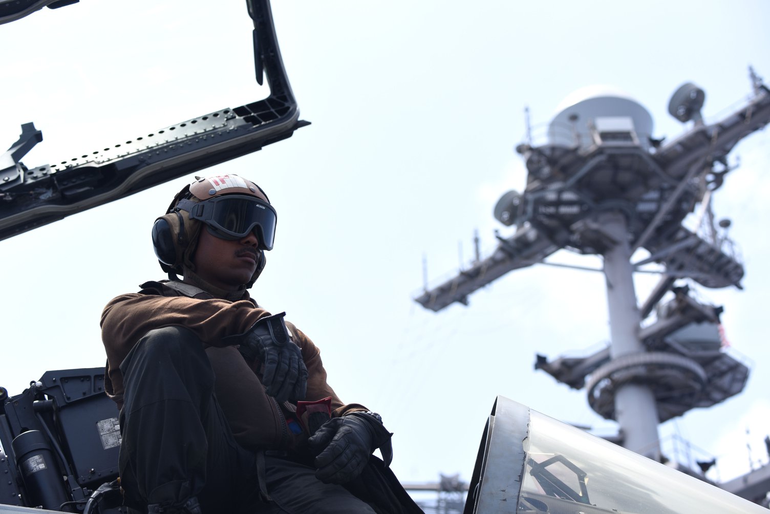 تجهيز مقاتلة أمريكية قبل التوجه لشن غارات جوية على مواقع تنظيم الدولة في سوريا - 6 من أيار (USS Harry S. Truman)