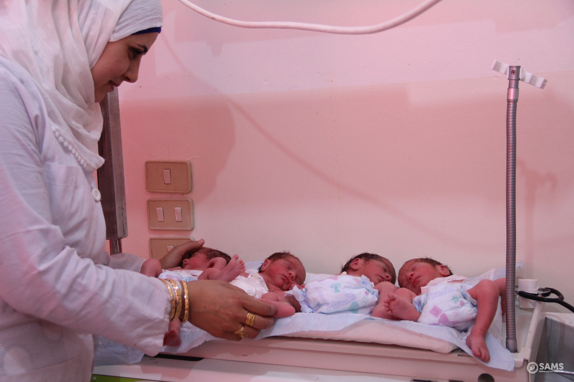 التوأم الرباعي بعد ولادتهم في مشفى المعرة بإدلب - 17 من أيار 2018 (سامز)