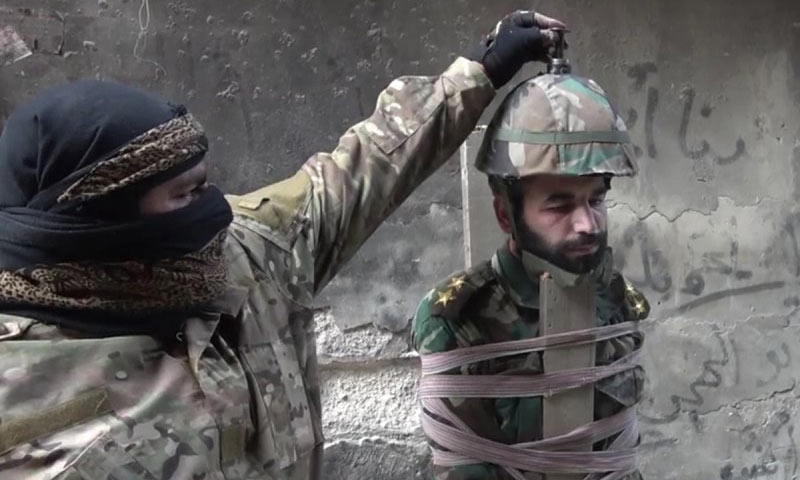 ضابط في قوات الأسد يظهر مع عنصر من تنظيم الدولة الإسلامية جنوبي دمشق- 1 من أيار 2018 (ولاية دمشق كما يسميها تنظيم الدولة)