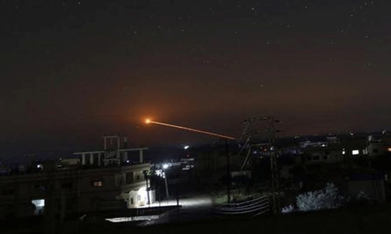 نيران صاروخ فوق درعا بسوريا في 10 أيار 2018 (رويترز)