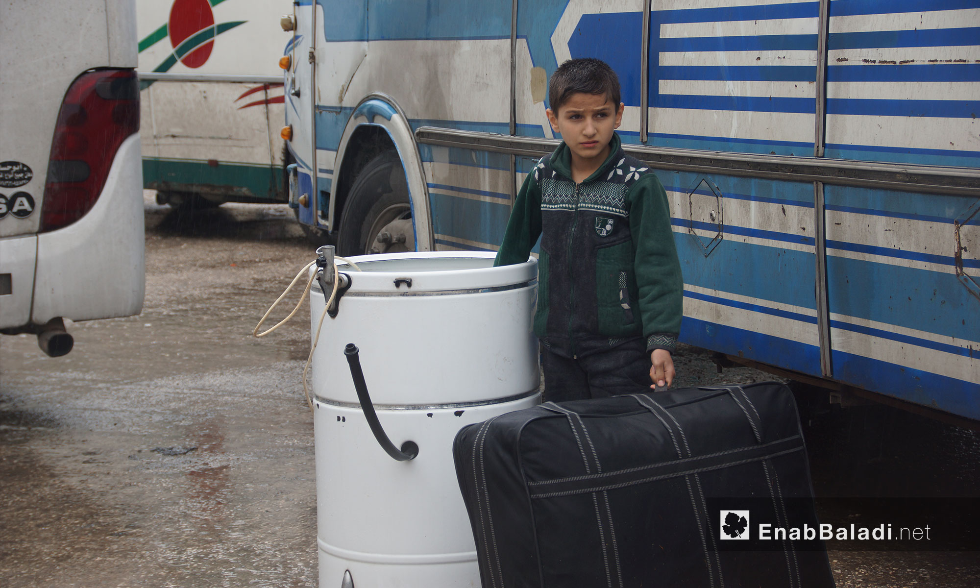 طفل يحمل حقيبته من مهجري جنوبي دمشق يصل إلى ريف حلب الشمالي - 7 أيار 2018 (عنب بلدي)