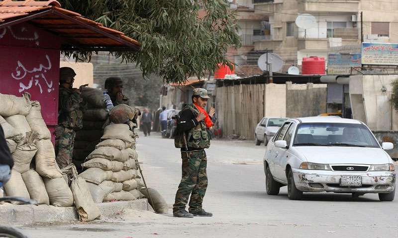حاجز عسكري عند مدخل حرستا بريف دمشق- شباط 2012 (AFP)