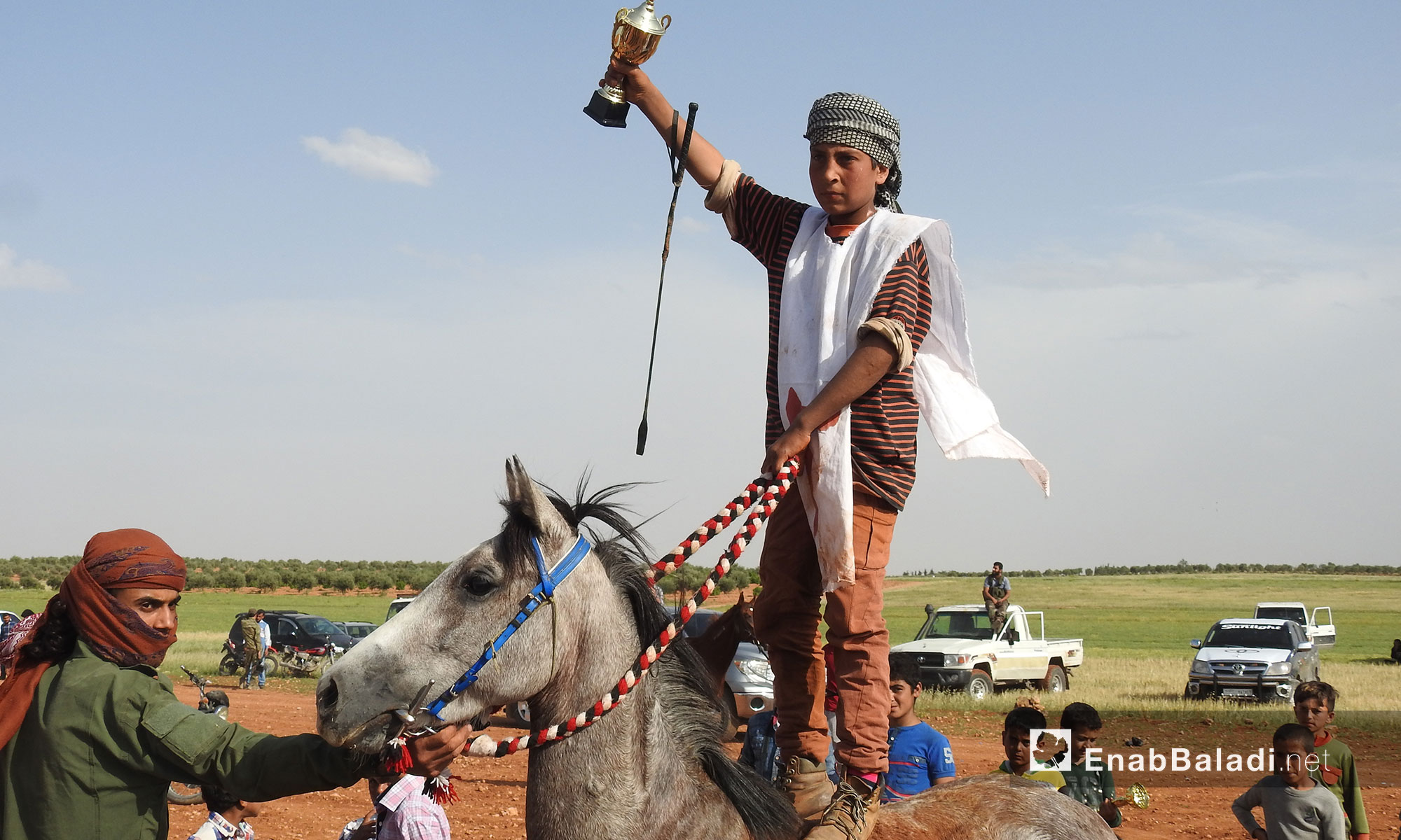 شاب يتوج ضمن مهرجان غصن الزيتون للخيول العربية الاصيلة في قرية نعمان شرقي حلب - 5 أيار 2018 (عنب بلدي)