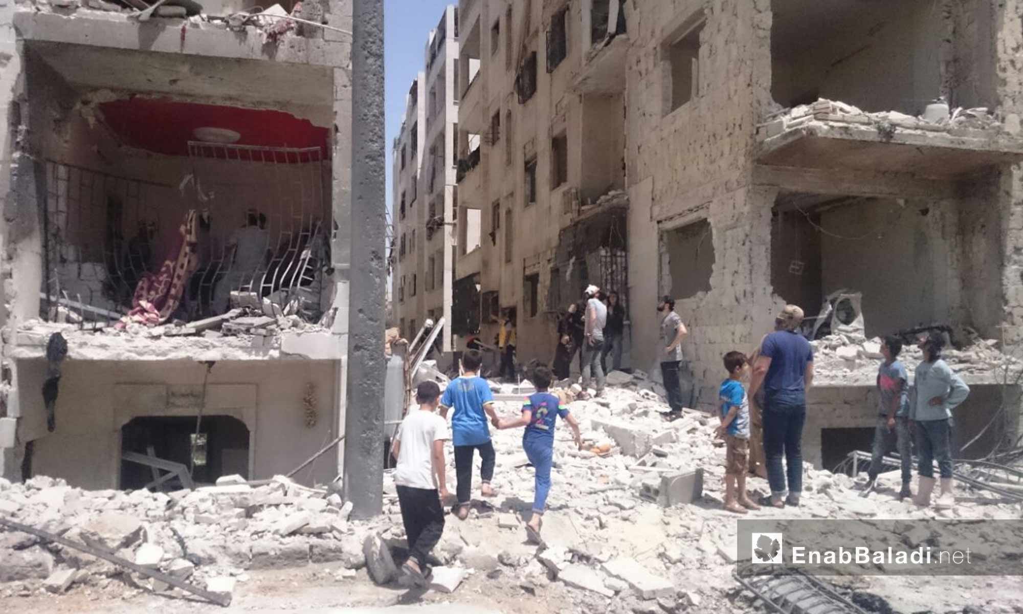 آثار انفجار سيارة مفخخة في شارع الثلاثين بمدينة إدلب - 26 من أيار 2018 (عنب بلدي) 