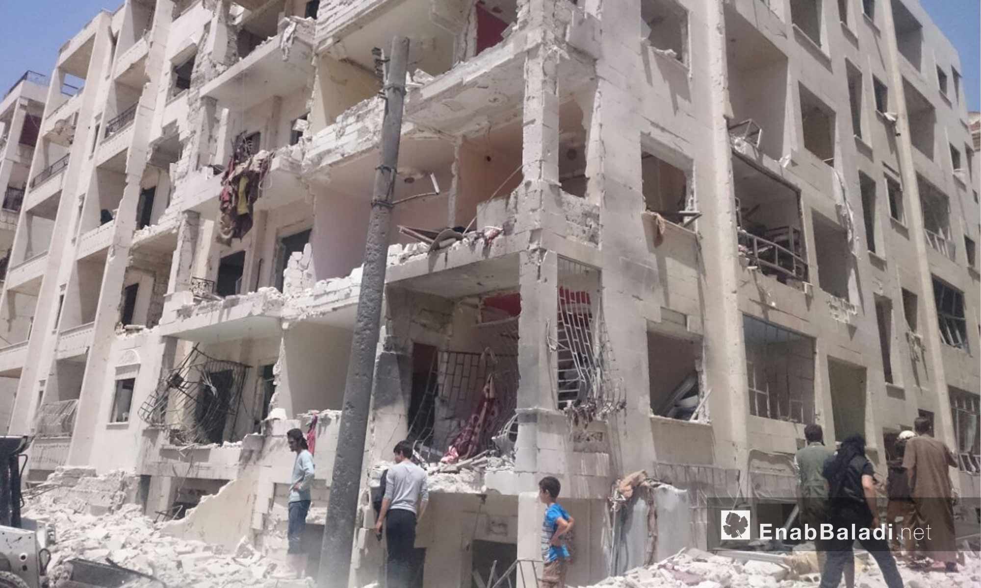 آثار انفجار سيارة مفخخة في شارع الثلاثين بمدينة إدلب - 26 من أيار 2018 (عنب بلدي) 