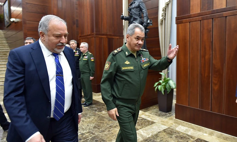 وزيرا الدفاع الروسي سيرغي شويغو والإسرائيلي أفيغدور ليبرمان (يديعوت احرنوت)