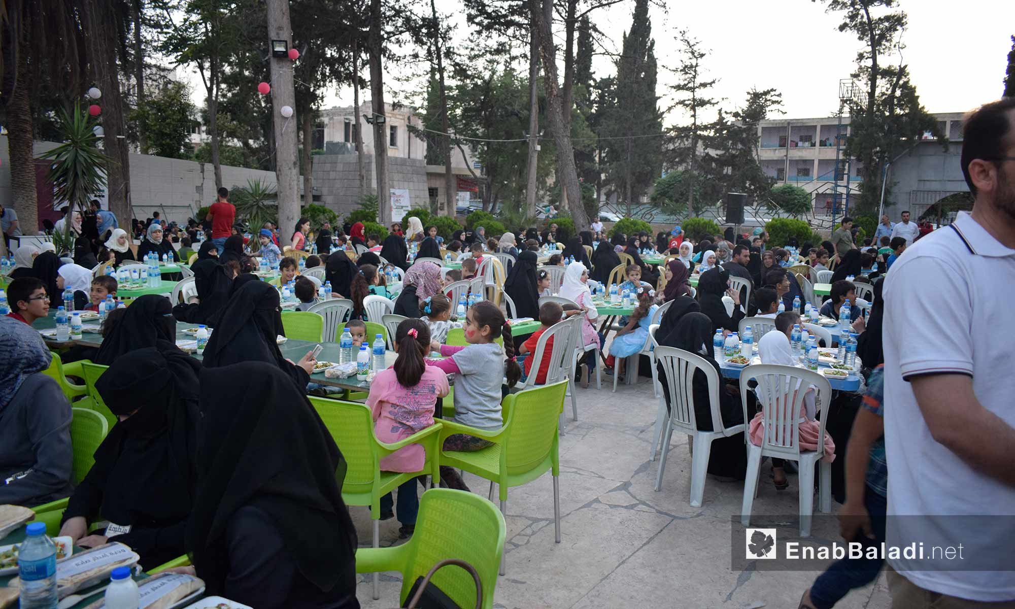 إفطار أيتام مع أمهاتهم في النادي العائلي بإدلب - 30 أيار 2018 (عنب بلدي)