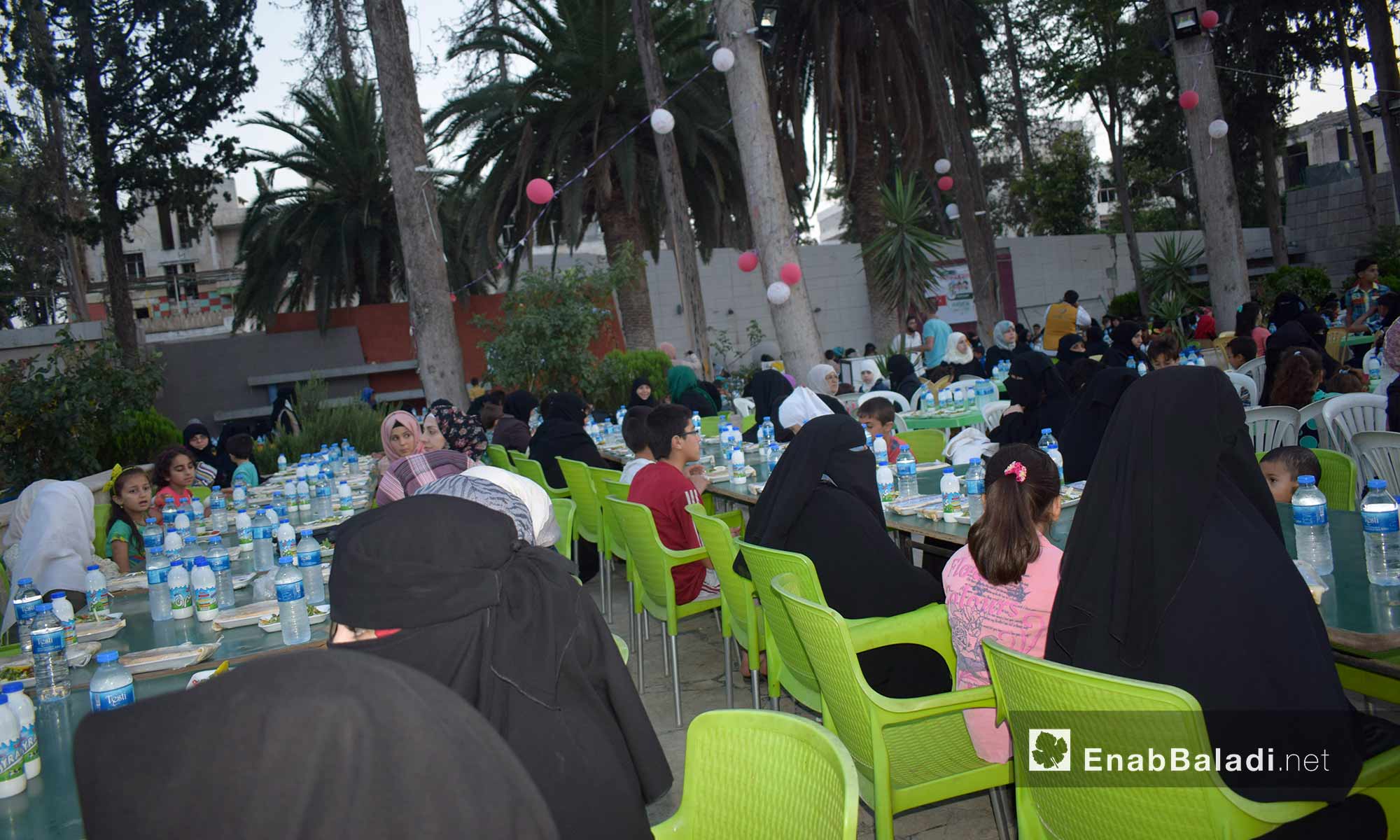 إفطار أيتام مع أمهاتهم في النادي العائلي بإدلب - 30 أيار 2018 (عنب بلدي)
