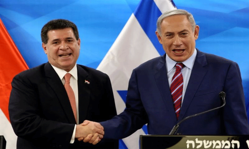 رئيس باراجواي هوراسيو كارتيس ورئيس الوزراء الإسرائيلي بنيامين نتنياهو يتصافحان في مكتب نتنياهو بالقدس (رويترز)