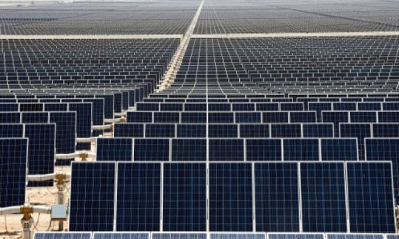 لقطة من مصنع للطاقة الضوئية الكهربائية الذي تديره شركة "اينيل غرين باور" في الصحراء قرب فيلانيوفا في المكسيك. التقطت بتاريخ 20 نيسان/ابريل 2018(AFP)