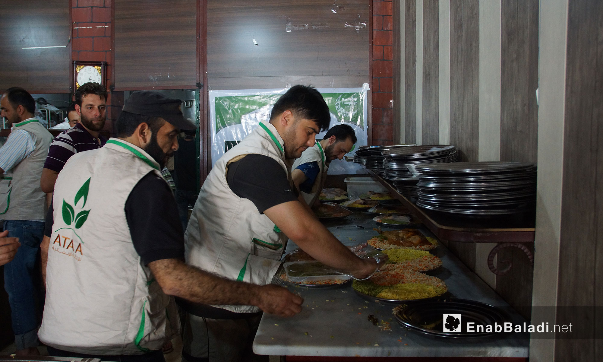 تجهيز وجبات الإفطار لتوزيعها على نازحي أرياف حماة وباقي المحافظات من مبطخ رمضان في ريف حماة - 18 أيار 2018 (عنب بلدي)