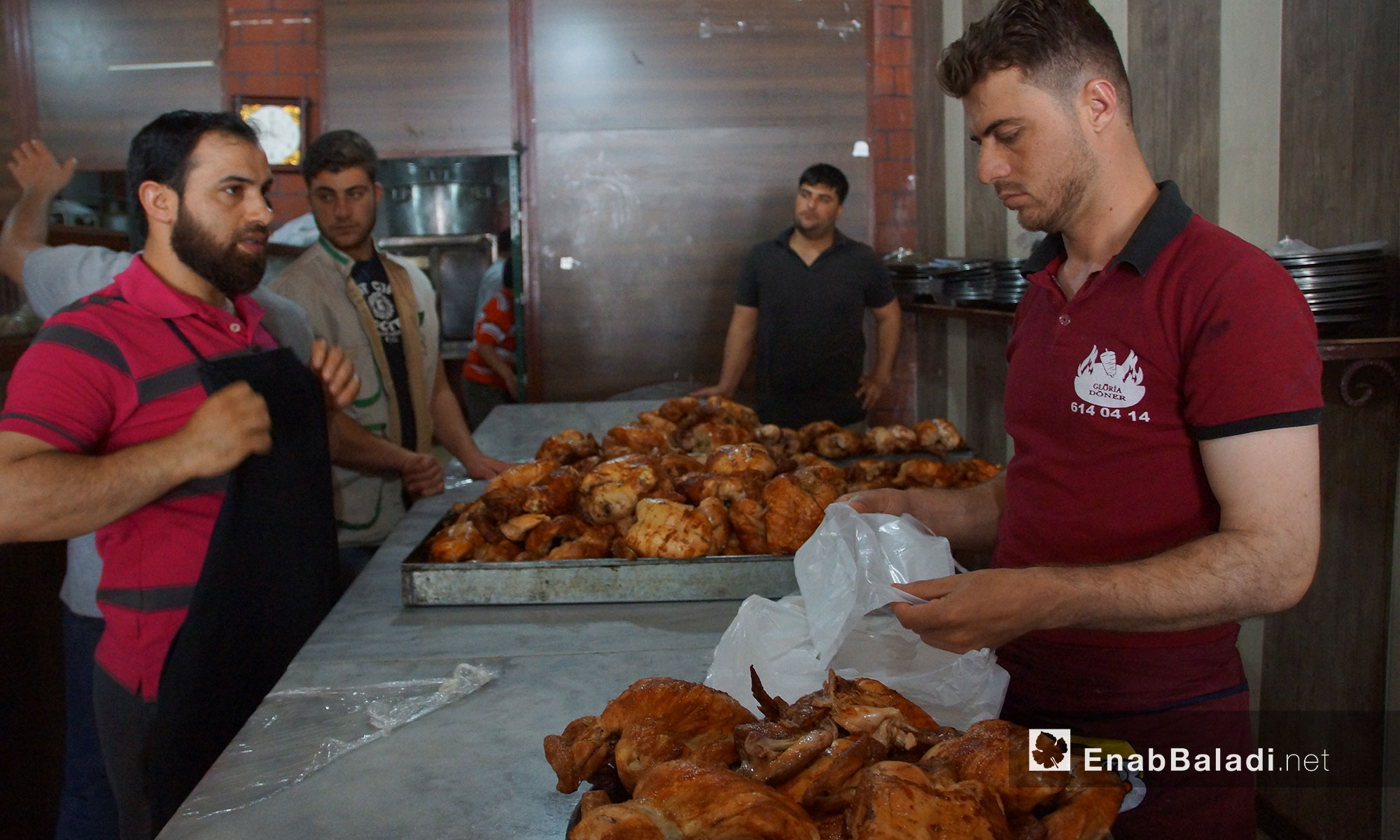 تجهيز وجبات الإفطار لتوزيعها على نازحي أرياف حماة وباقي المحافظات من مبطخ رمضان في ريف حماة - 18 أيار 2018 (عنب بلدي)