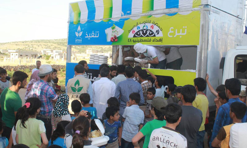 مطبخ متنقل يوزع وجبات الإفطار على الصائمين في ريف إدلب (جمعية عطاء)

