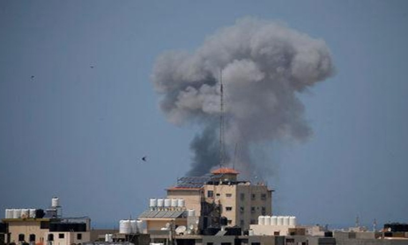 دخان يتصاعد عقب غارة جوية اسرائيلية بغزة يوم الثلاثاء 29 أيار 2018، (رويترز)