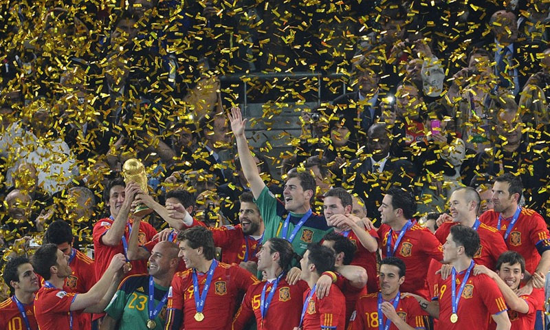 المنتخب الإسباني خلال احتفاله ببطولة كأس العالم 2010 (afp)
