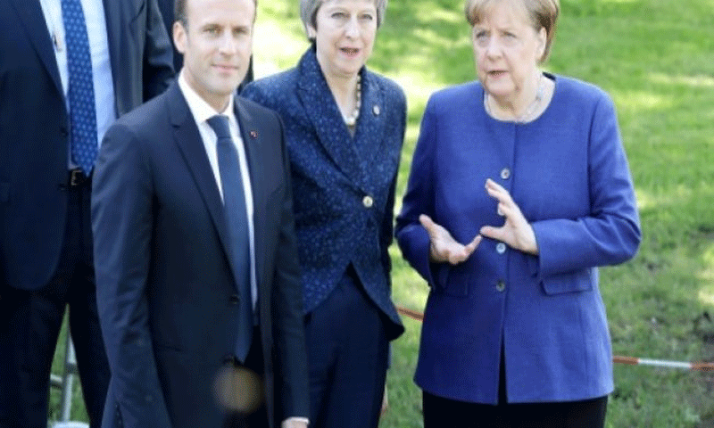 على اليمين المستشارة الالمانية، انجيلا ميركل، ثم رئيسة الحكومة البريطانية، تيريزا ماي، يليها الرئيس الفرنسي، ايمانويل ماكرون، خلال مشاركتهم في قمة بين الاتحاد الاوروبي ودول البلقان في 17 ايار 2018 (AFP)