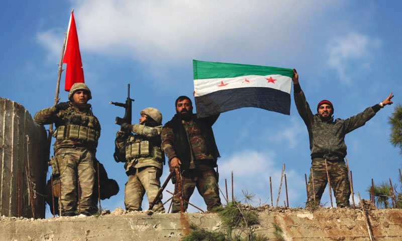 جنود أتراك وسوريون معارضون بعد السيطرة على عفرين (رويترز)