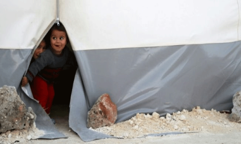 أطفال سوريون من الغوطة الشرقية يلعبون في مخيم للنازحين في باب الهوى في محافظة ادلب السورية بتاريخ 22 نيسان/ابريل 2018(AFP)