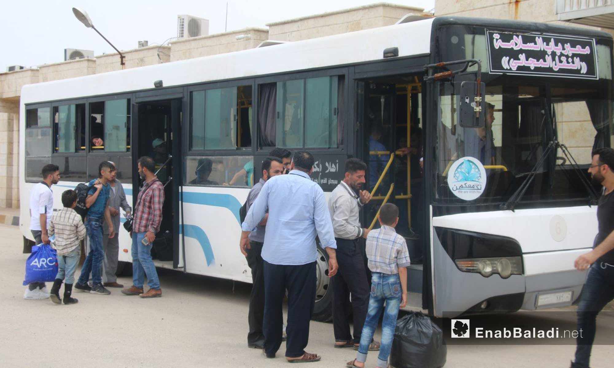 سوريون مقيمون في تركيا أثناء زيارتهم شمال حلب عبر معبر باب السلامة - 20 من أيار 2018 - (عنب بلدي)
