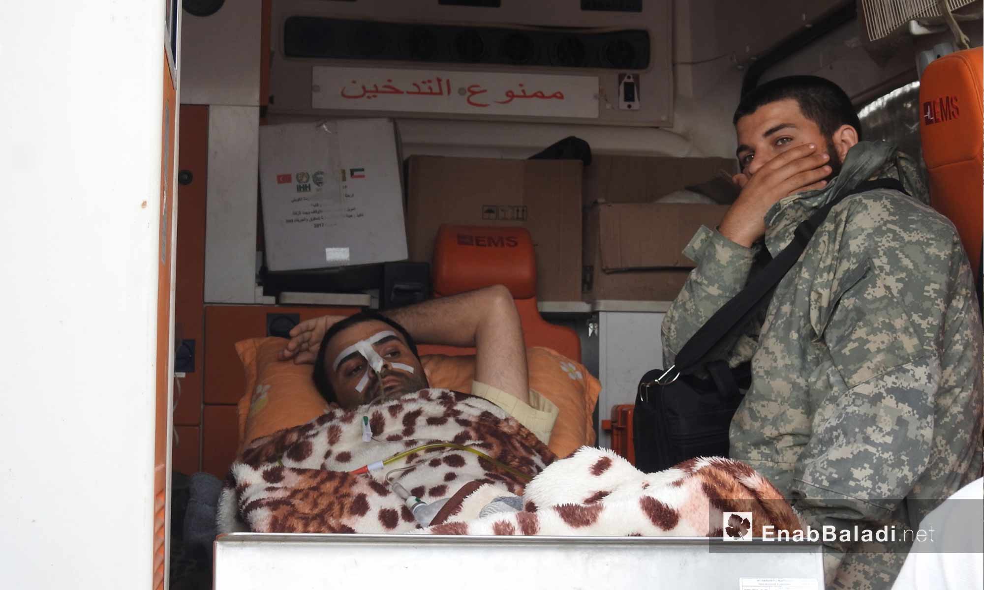 فرق طبية تسعف جرحى مهجري شمالي حمص وجنوبي دمشق بعد وصولهم إلى ريف حلب - 8 من أيار 2018 (عنب بلدي)