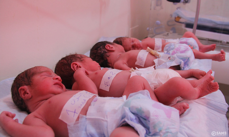 التوأم الرباعي بعد ولادتهم في مشفى المعرة بإدلب - 17 من أيار 2018 (سامز)