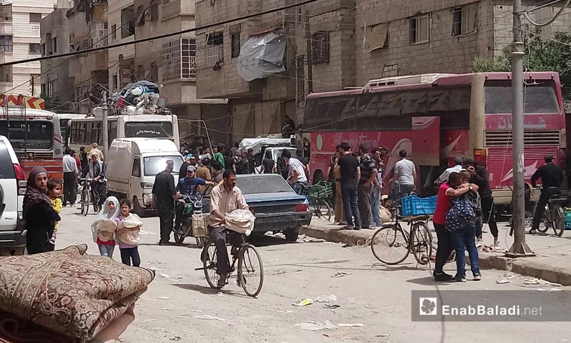مقاتلون ومدنيون من جنوب دمشق يستعدون للخروج إلى ريف حلب الشمالي - 5 من أيار 2018 (عنب بلدي)