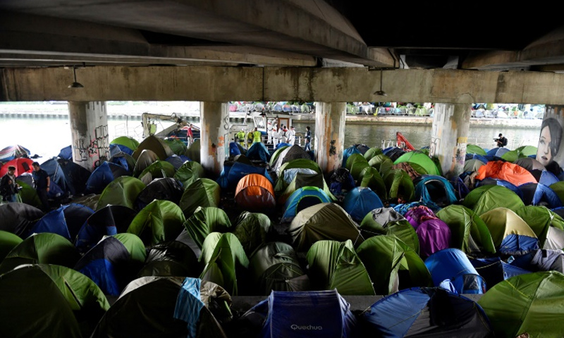 مخيم "ميلينير" للمهاجرين في باريس بعد إخلائه- 30 أيار 2018 (AFP)