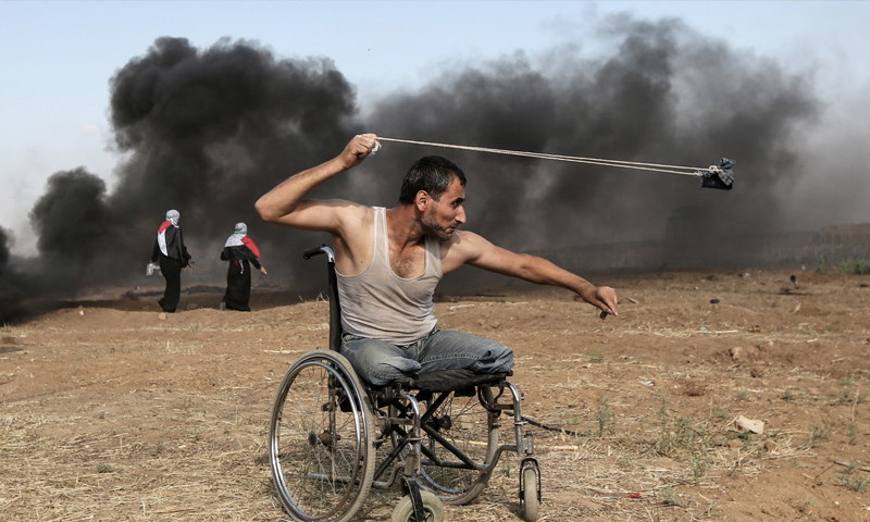 الفلسطيني صابر الأشقر خلال مواجهات مع قوات الاحتلال الإسرائيلي في غزة- 11 أيار 2018 (AFP)