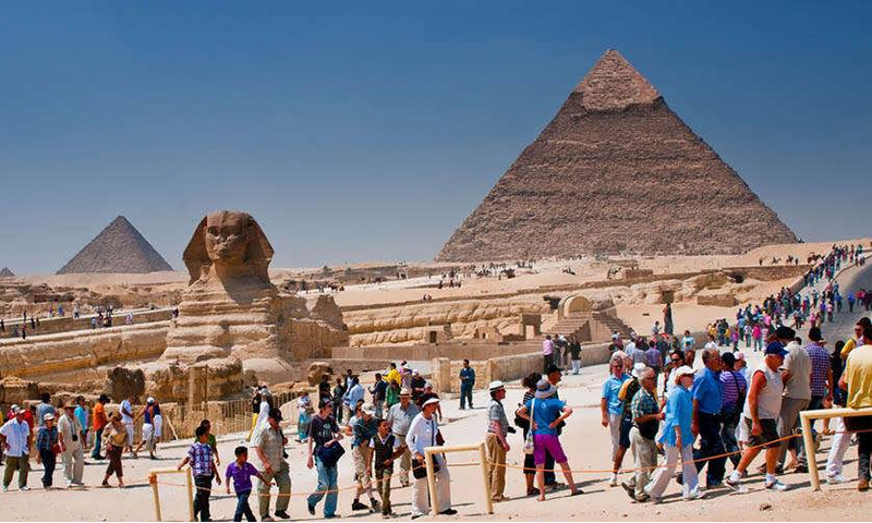 سياح في منطقة الأهرامات بمصر (بوابة أخبار اليوم)