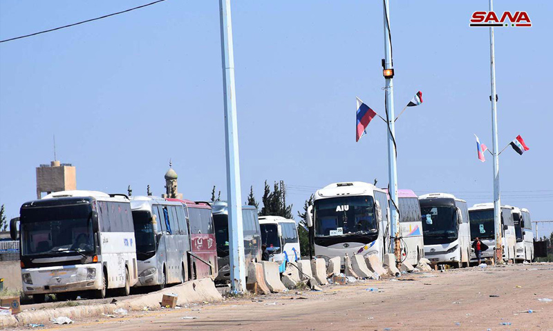 حافلات لنقل أهالي ريف حمص على أوتوستراد الرستن - 15 من أيار 2018 (سانا)