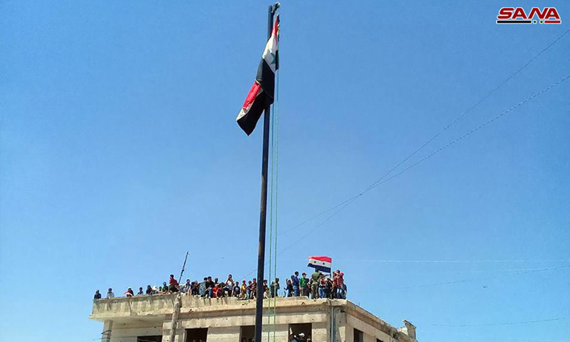 رفع علم النظام السوري في مدينة الرستن - 16 من أيار 2018 (سانا)