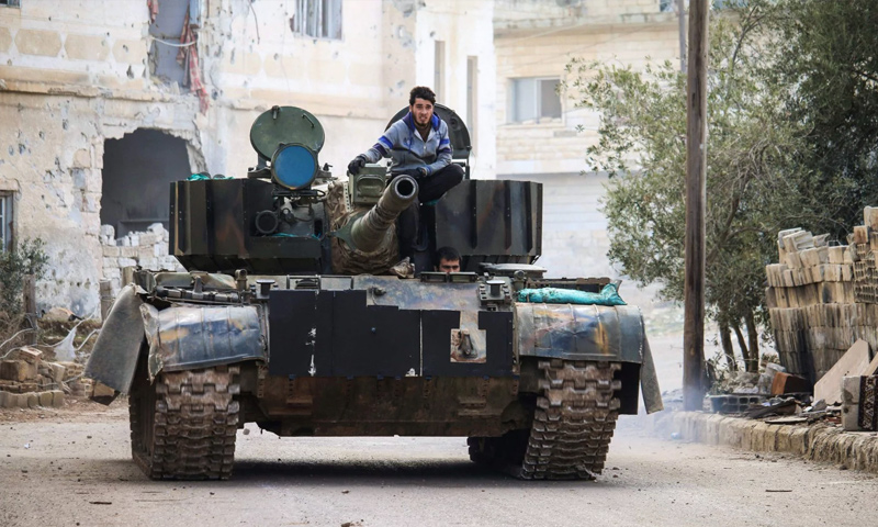 مقاتل من المعارضة على ظهر دبابة في مدينة درعا - شباط 2018 (afp)