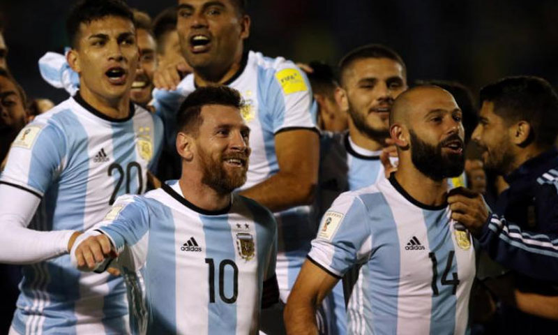 فرحة المنتخب الأرجنتيني بالوصول إلى نهائيات روسيا (رويترز)

