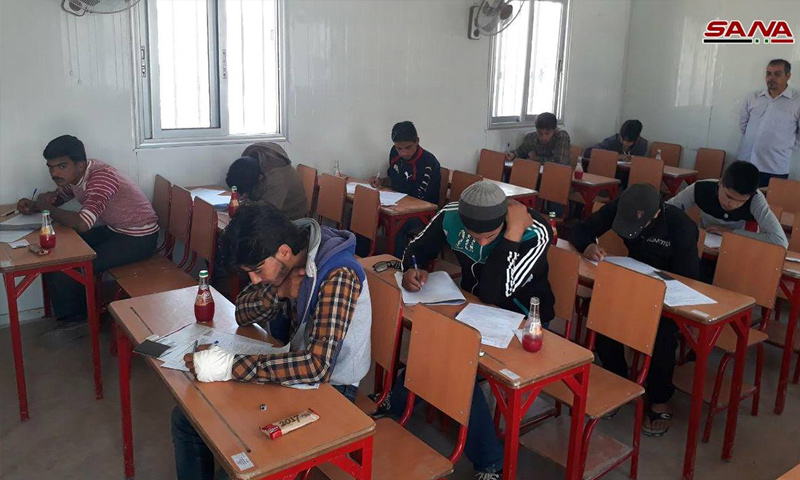 من امتحانات طلاب الشهادة الإعدادية لطلاب الغوطة في مركز الإقامة المؤقتة في الحرجلة- 13 أيار 2018 (سانا)