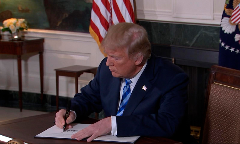 توقيع الرئيس الأمريكي دونالد ترامب على قرار الانسحاب من الاتفاق النووي الإيراني- 8 أيار 2018 (CNN)