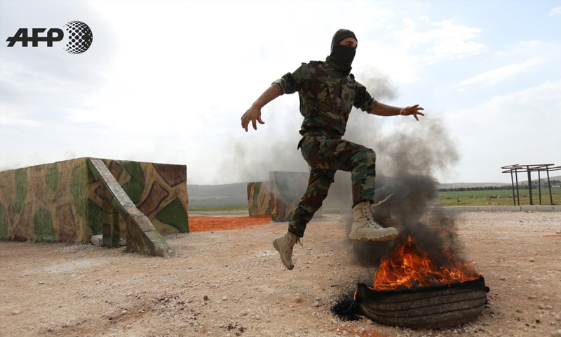 عنصر من فصيل جيش العزة في معسكر تدريبي في إدلب - آذار 2018 (afp عمر حاج قدور)