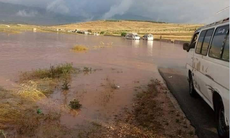 طريق مصياف حمص بعد غمر مياه الأمطار أجزاء واسعة منه - 13 من أيار 2018 (فيس بوك)