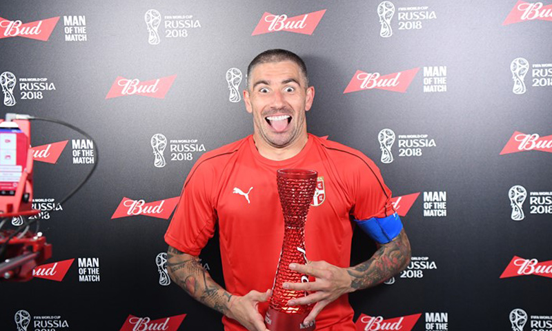 أليكساندر كولاروف، لاعب المنتخب الصربي، الفائز بجائزة أفضل لاعب في المباراة (فيفا)