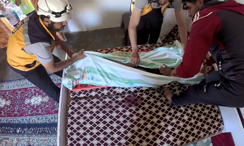 فرق الدفاع المدني تخلي ضحايا قصف قوات الأسد على ريف درعا الغربي - 20 من حزيران 2018 (الدفاع المدني)
