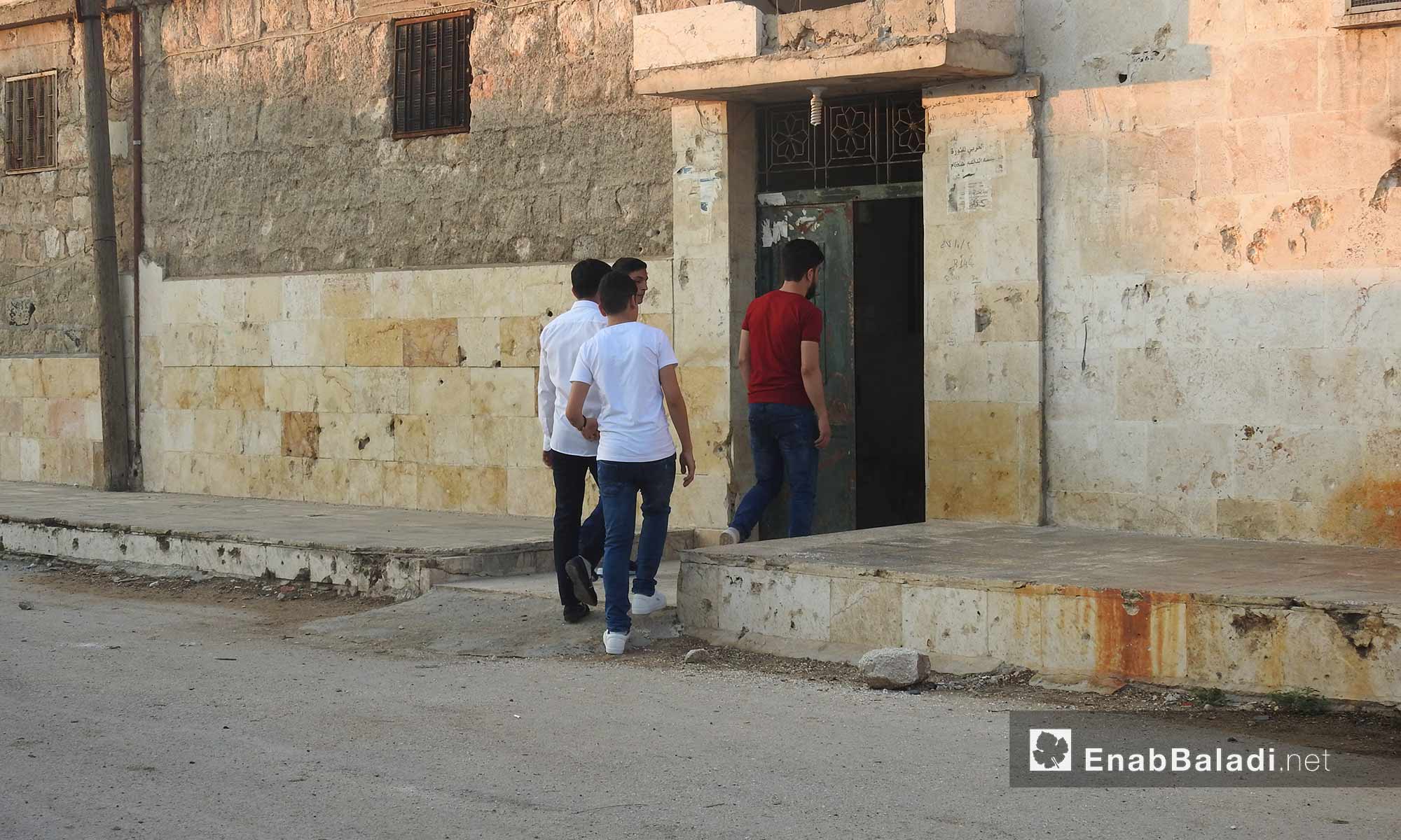 معايدة الأهالي في بلدة دابق عقب صلاة عيد الفطر بريف حلب الشمالي - 15 حزيران 2018 (عنب بلدي)