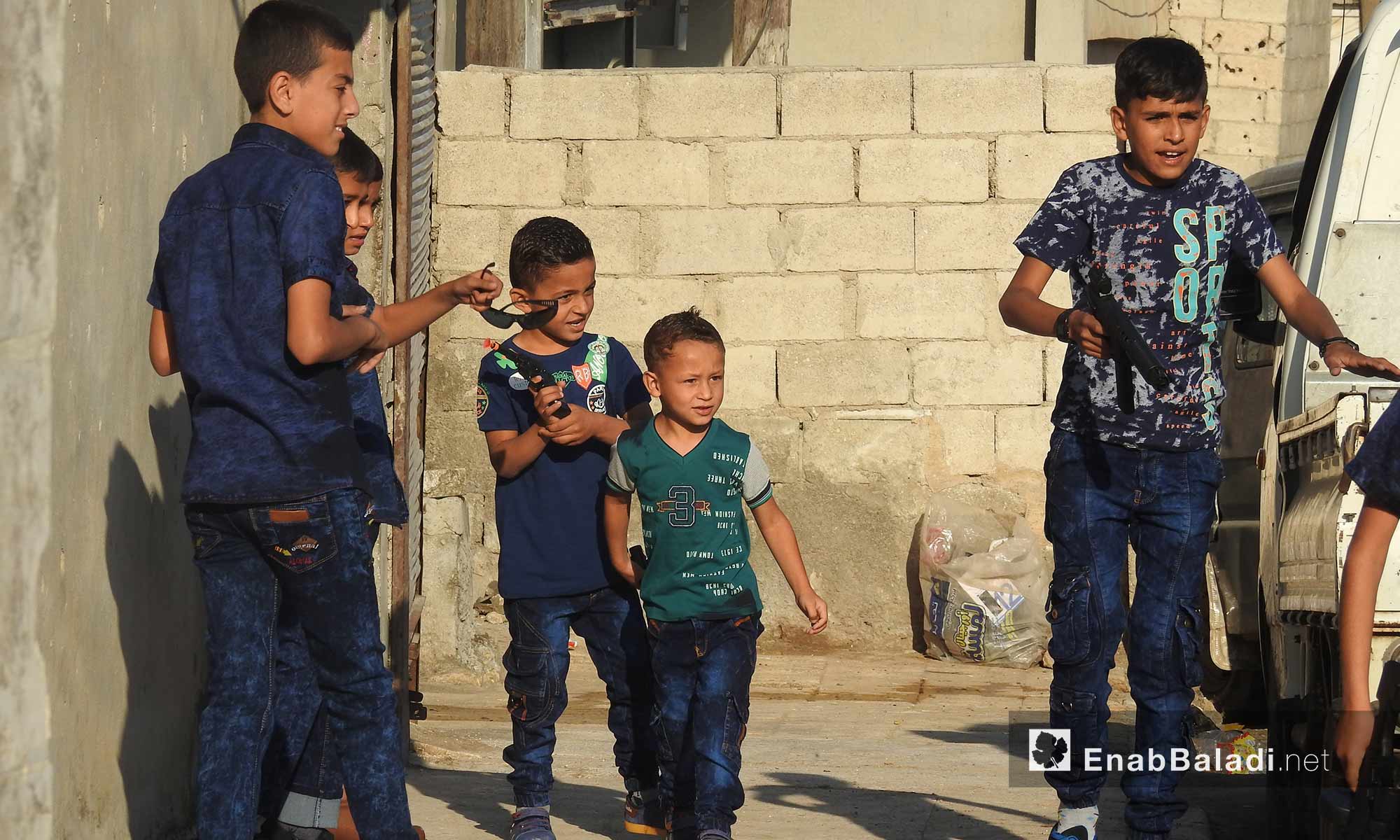 معايدة الأطفال في بلدة دابق صباح عيد الفطر في ريف حلب الشمالي - 15 حزيران 2018 (عنب بلدي)