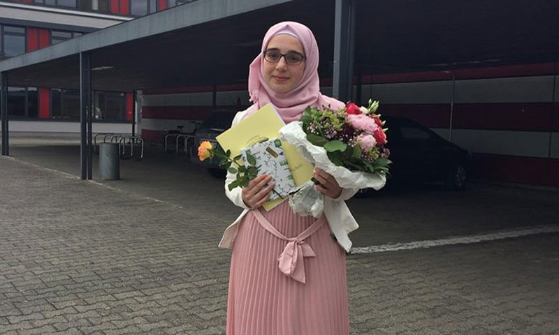 الطالبة السورية هدى الخولاني بعد تكريمها في المدرسة بألمانيا (خاص عنب بلدي)