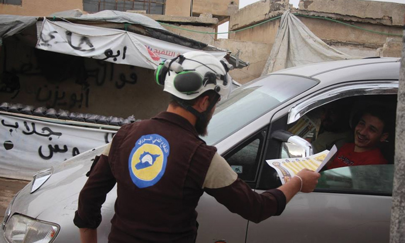 عنصر من الدفاع المدني السوري يوزع منشورات توعية على السائقين في إدلب- 29 أيار 2018 (صفحة الدفاع المدني في تويتر)

